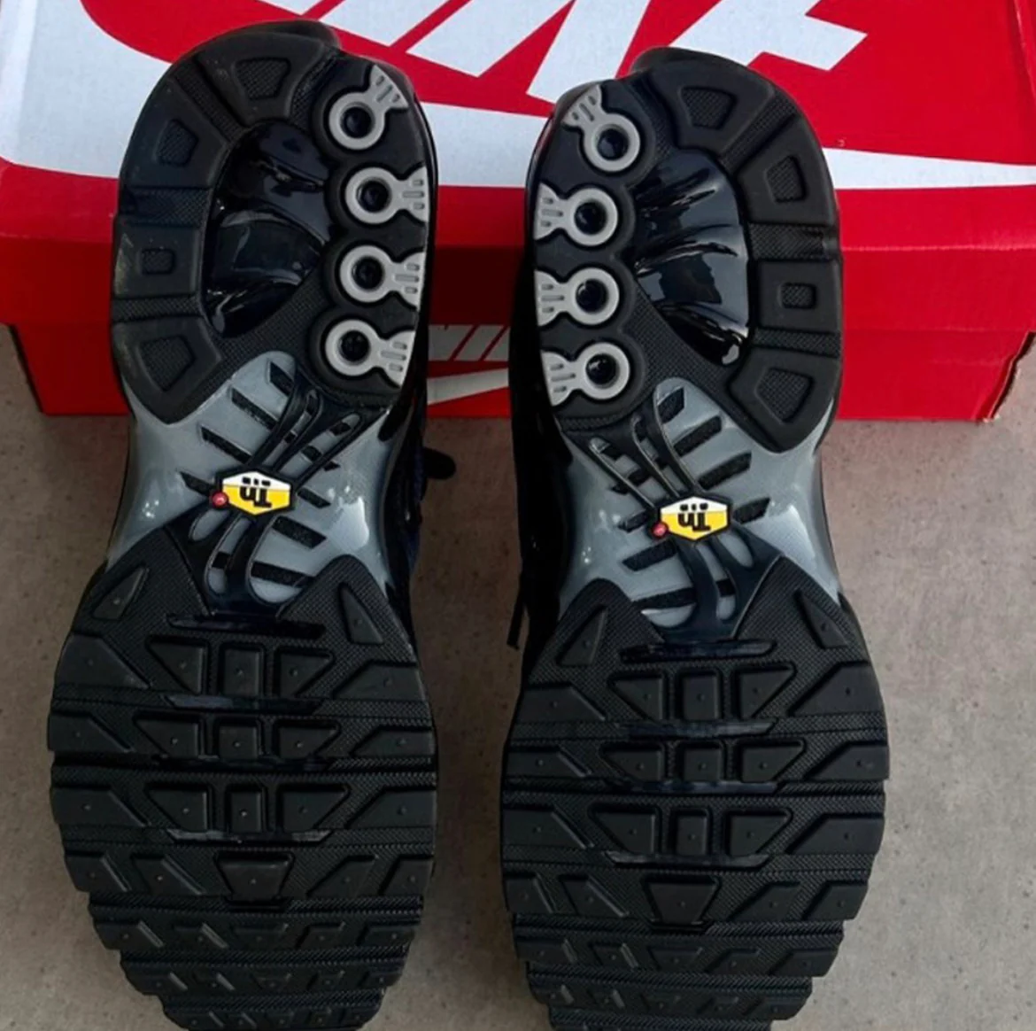 Nike Air Max Plus Paris - Image 3